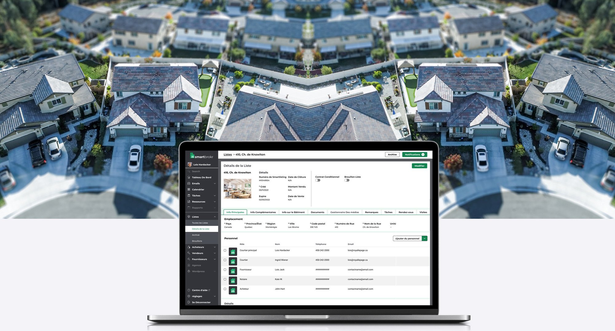Image d'un ordinateur portable affichant l'application Smartbrokr devant une vue plongeante sur une rue résidentielle
